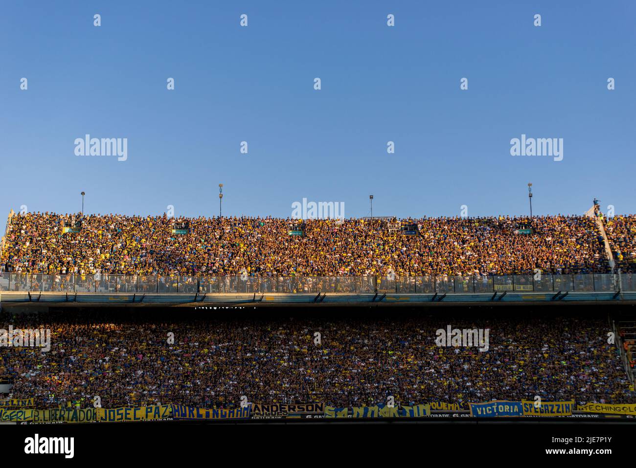 Des tribunes complètes au stade de la Bombonera pendant le match officiel de Boca Juniors. Banque D'Images