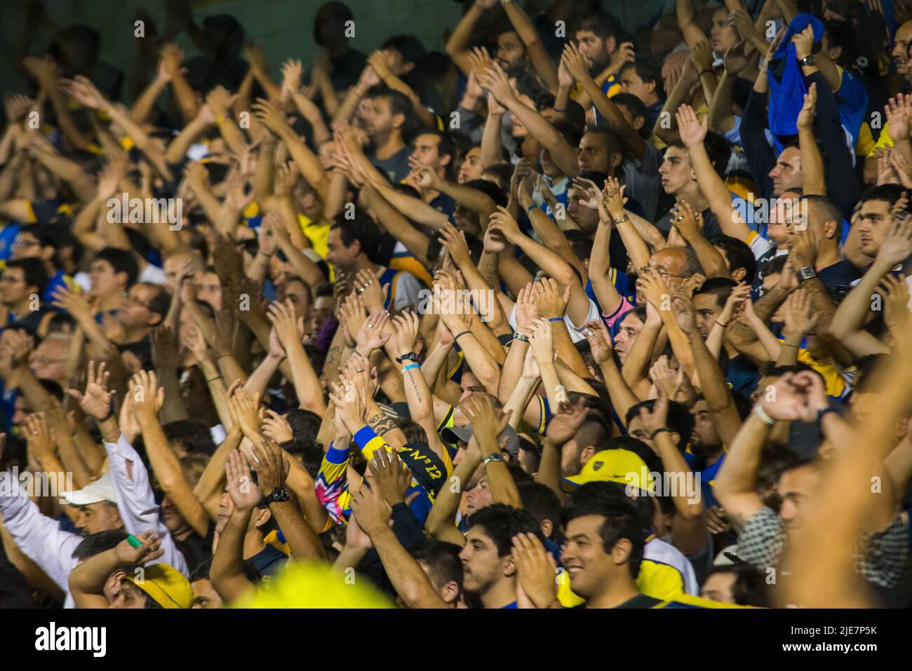 La foule lève les mains pour soutenir l'équipe d'origine Boca Juniors au stade de la Bombonera. Banque D'Images