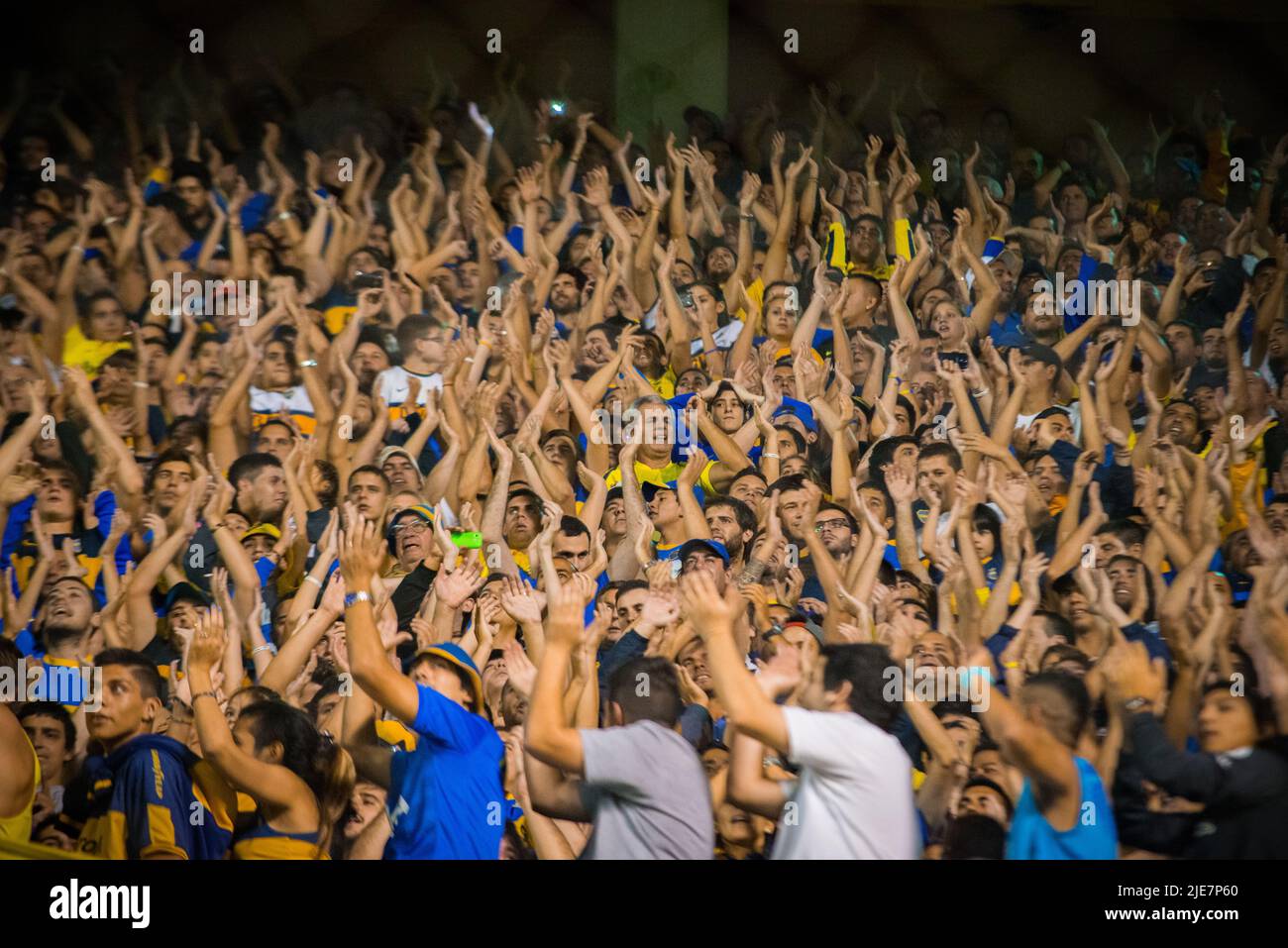 La foule lève les mains pour soutenir l'équipe d'origine Boca Juniors au stade de la Bombonera. Banque D'Images