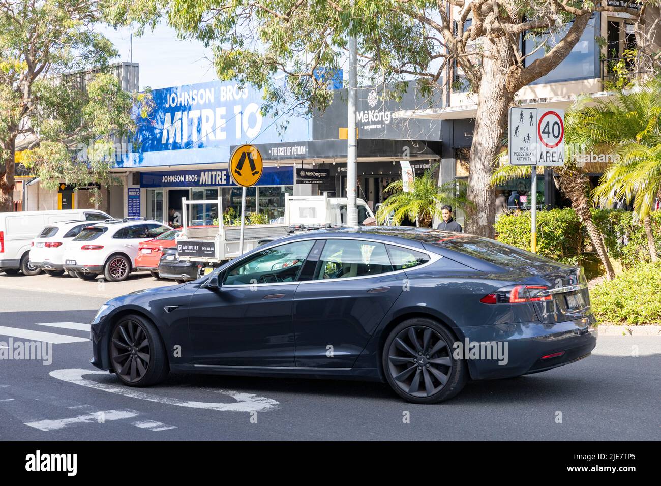 2017 modèle Tesla modèle S berline électrique EV quatre portes traversant Avalon Beach à Sydney en juin 2022, Nouvelle-Galles du Sud, Australie Banque D'Images