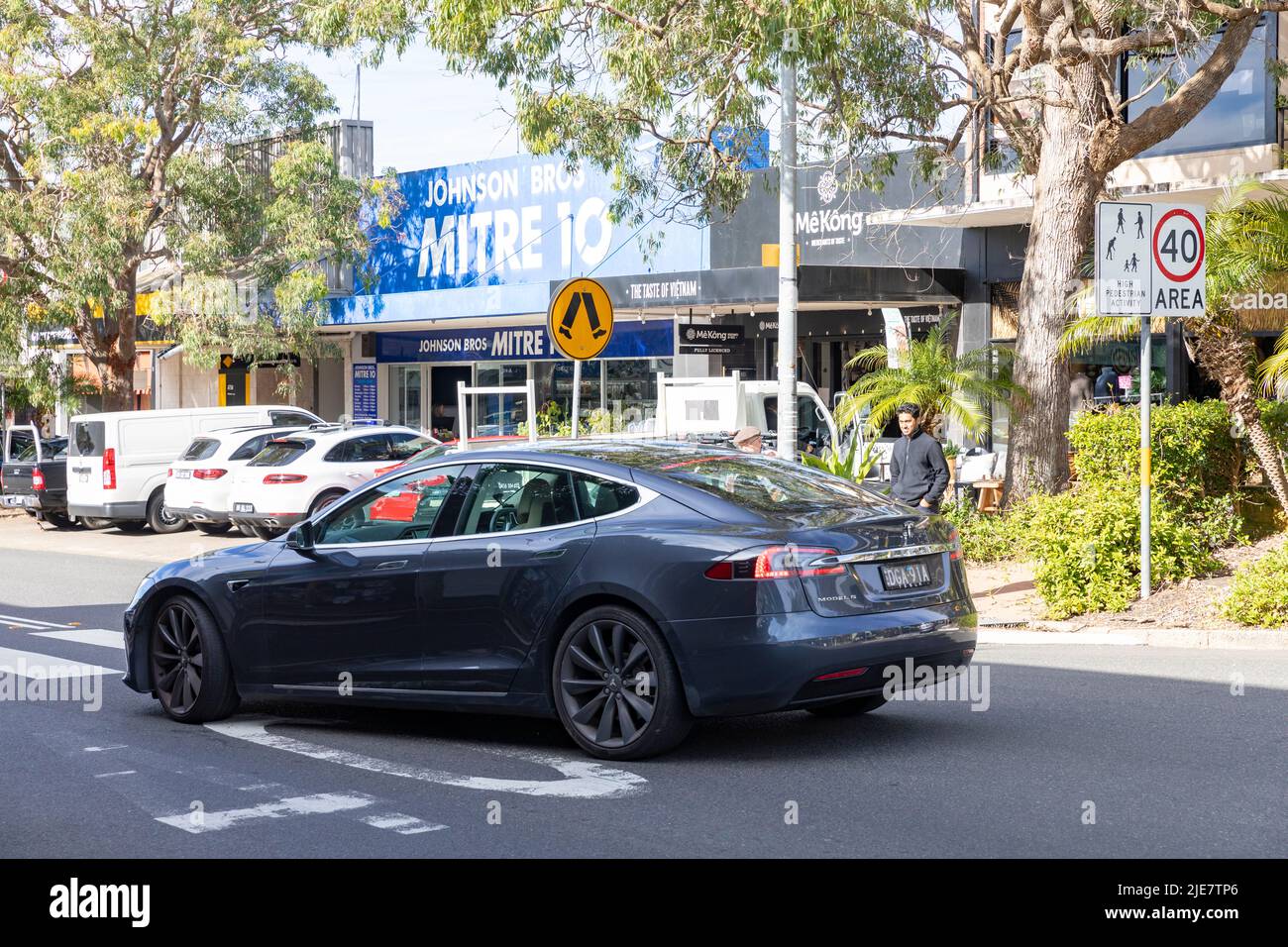 EV Tesla modèle S 2017 modèle S à Avalon Beach, Sydney, Australie une berline de luxe à quatre portes Banque D'Images