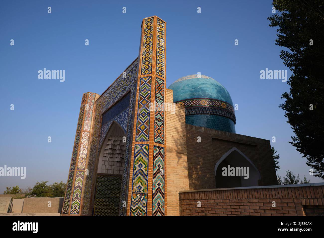 Une vue sur le mausolée équisite, petit et carrelé Modari Khan dans le cimetière musulman Dakhma-i-Shakhan. À Kokand, dans la vallée de Fergana, en Ouzbékistan. Banque D'Images