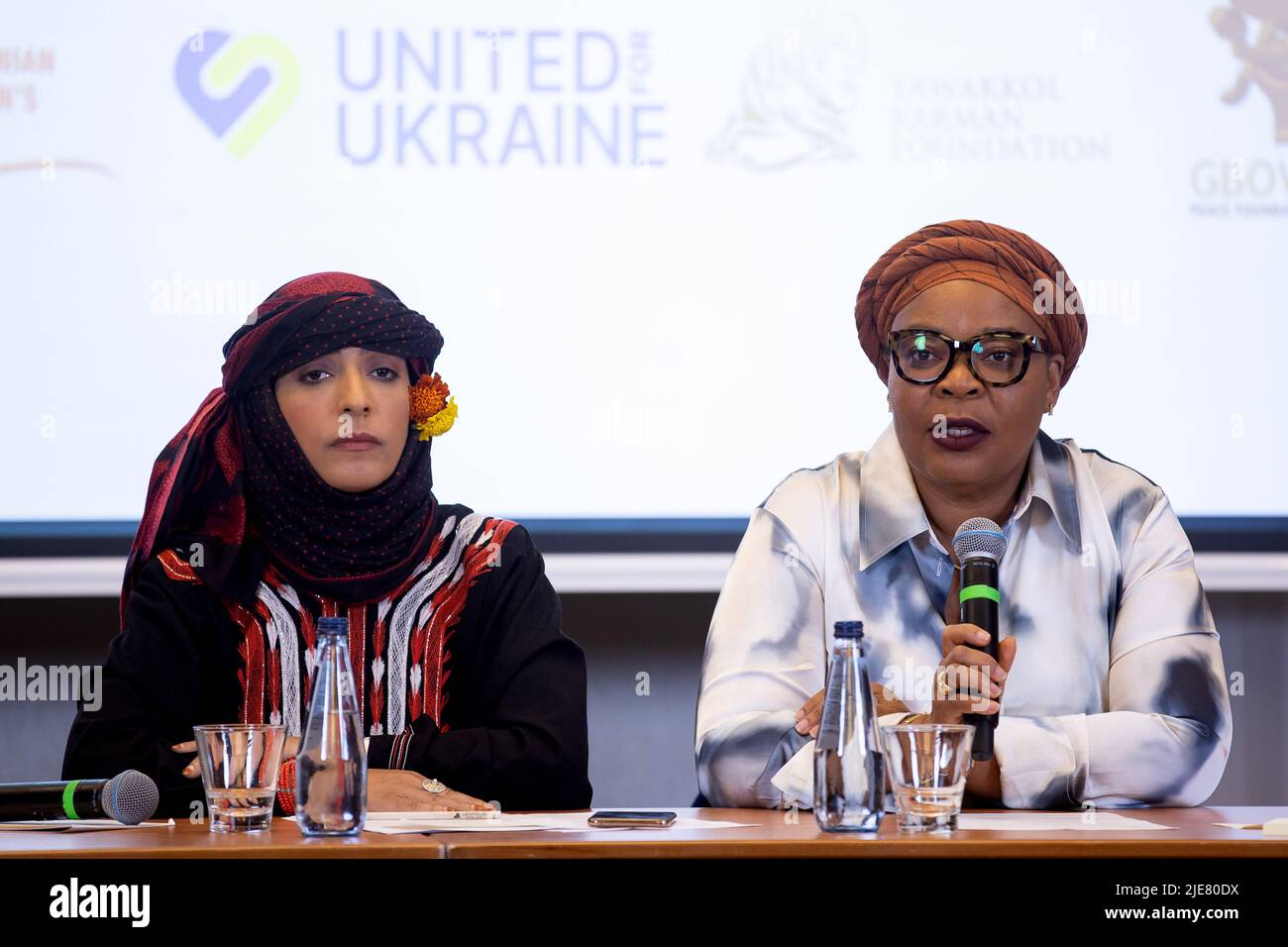 Cracovie, Pologne. 23rd juin 2022. Leymah Roberta Gbowee, militante libérienne pour la paix et lauréate du prix Nobel de la paix, et Tawakkol Karman, lauréate du prix Nobel yéménite, journaliste, politicien et militante pour les droits de l'homme, lors d'une conférence de presse lors d'une visite à Cracovie pour rencontrer les réfugiés ukrainiens. Crédit : SOPA Images Limited/Alamy Live News Banque D'Images