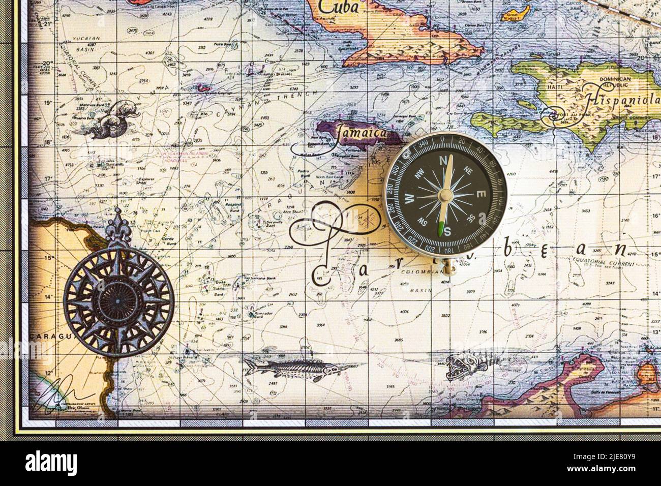 La boussole se trouve sur une ancienne carte de la mer des Caraïbes Banque D'Images