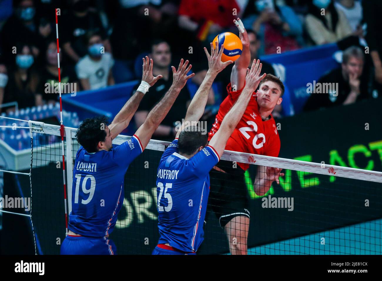 Ville de Quezon. 26th juin 2022. Linus Weber (R) d'Allemagne pointe le ballon lors du match de la FIVB Volleyball Nations League Men's Pool 3 entre la France et l'Allemagne à Quezon City, aux Philippines, sur 26 juin 2022. Crédit: Rouelle Umali/Xinhua/Alamy Live News Banque D'Images