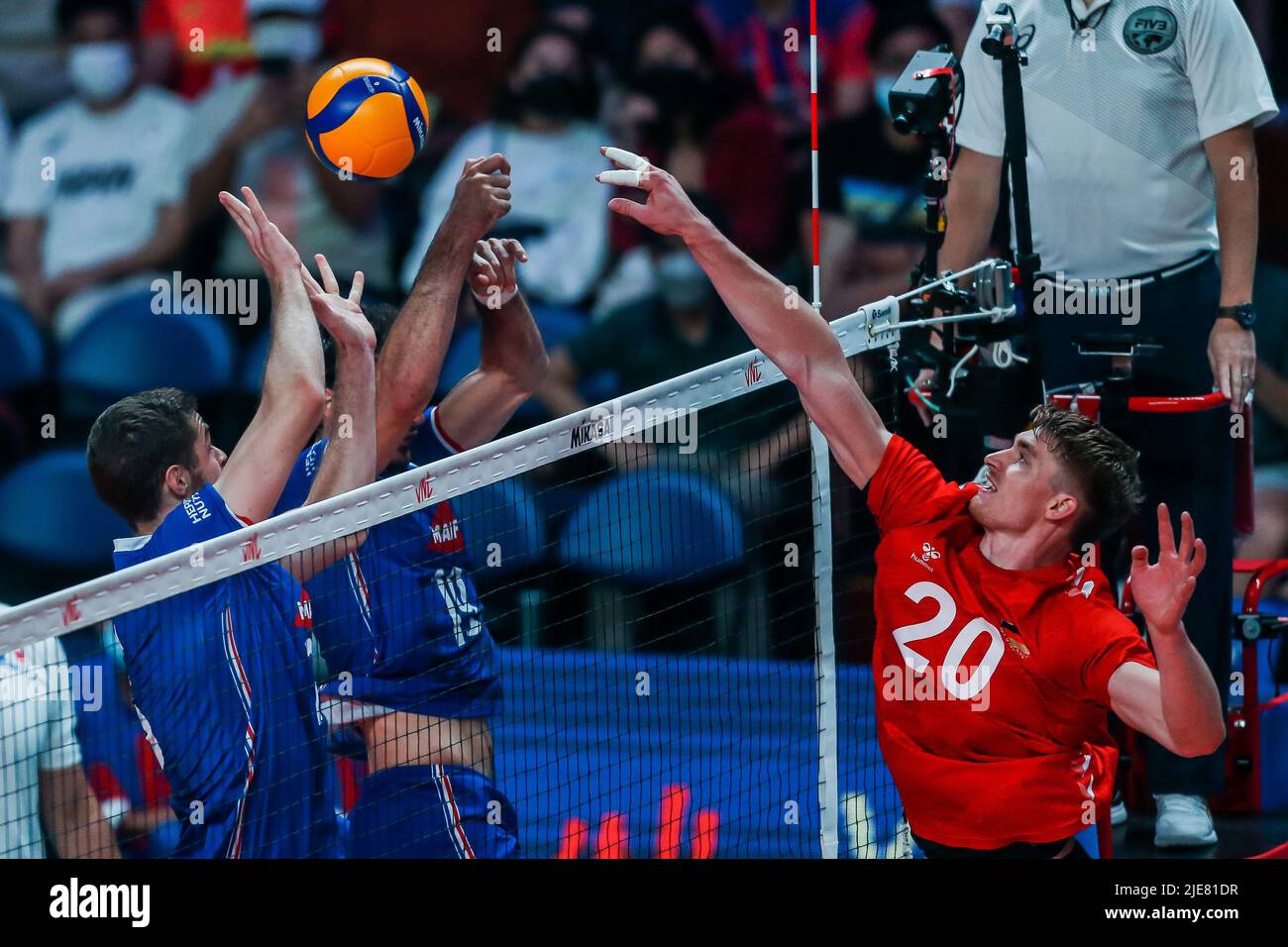 Ville de Quezon. 26th juin 2022. Linus Weber (R), en Allemagne, retourne le ballon lors du match de la FIVB Volleyball Nations League Men's Pool 3 entre la France et l'Allemagne à Quezon City, aux Philippines, sur 26 juin 2022. Crédit: Rouelle Umali/Xinhua/Alamy Live News Banque D'Images