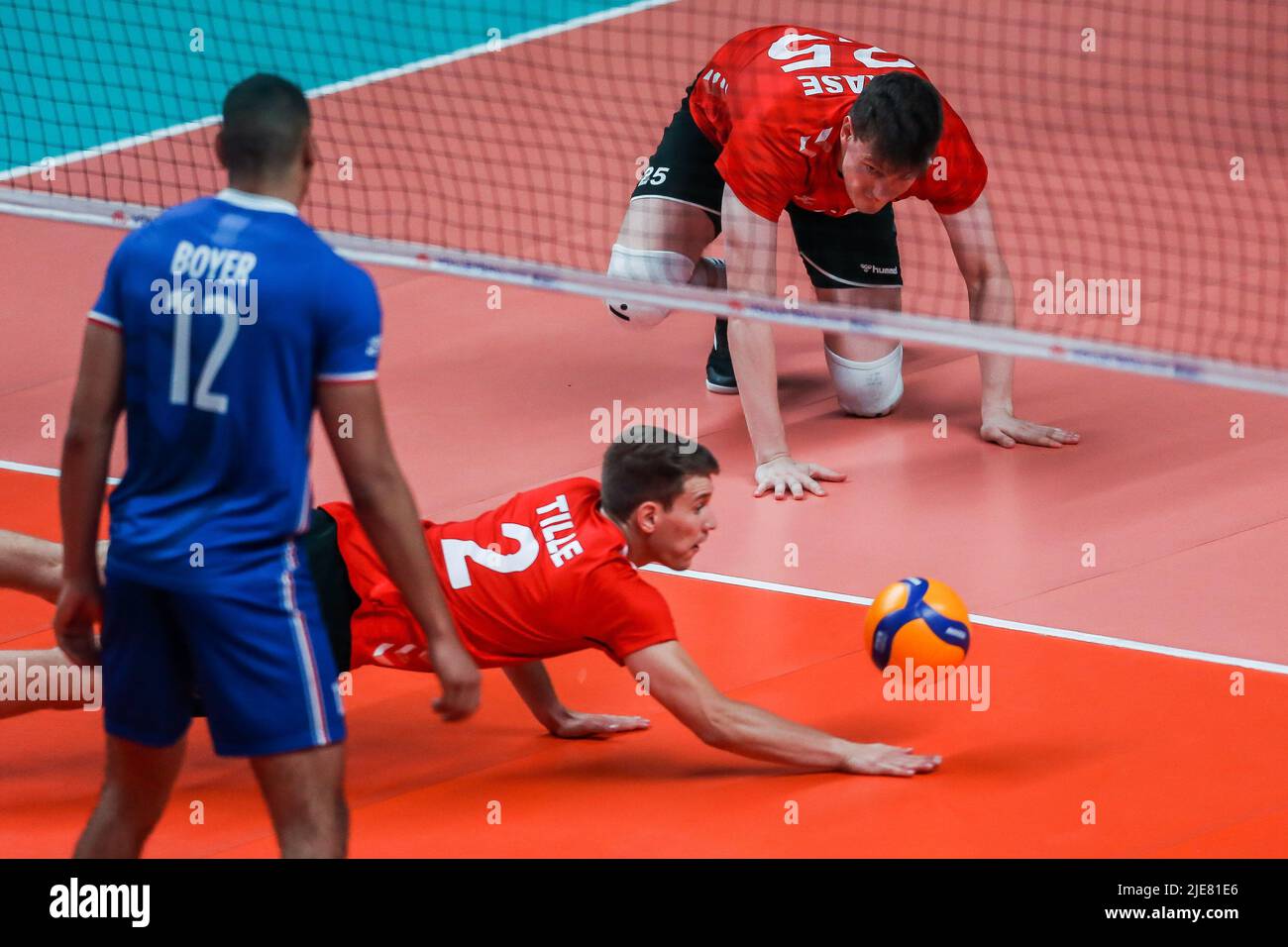 Ville de Quezon. 26th juin 2022. Johannes Tille (C), en Allemagne, sauve le ballon lors du match de la FIVB Volleyball Nations League Men's Pool 3 entre la France et l'Allemagne à Quezon City, aux Philippines, sur 26 juin 2022. Crédit: Rouelle Umali/Xinhua/Alamy Live News Banque D'Images