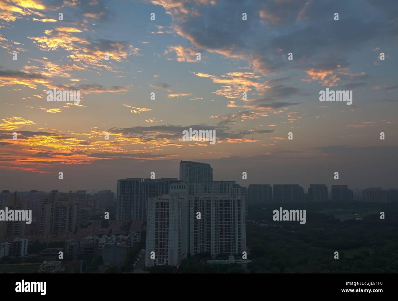 Coucher de soleil coloré, ciel couvert, nuages de maquereau dans Gurugram,Haryana,Inde appartements résidentiels, centre commercial.Delhi NCR quartier d'affaires, propriété. Banque D'Images