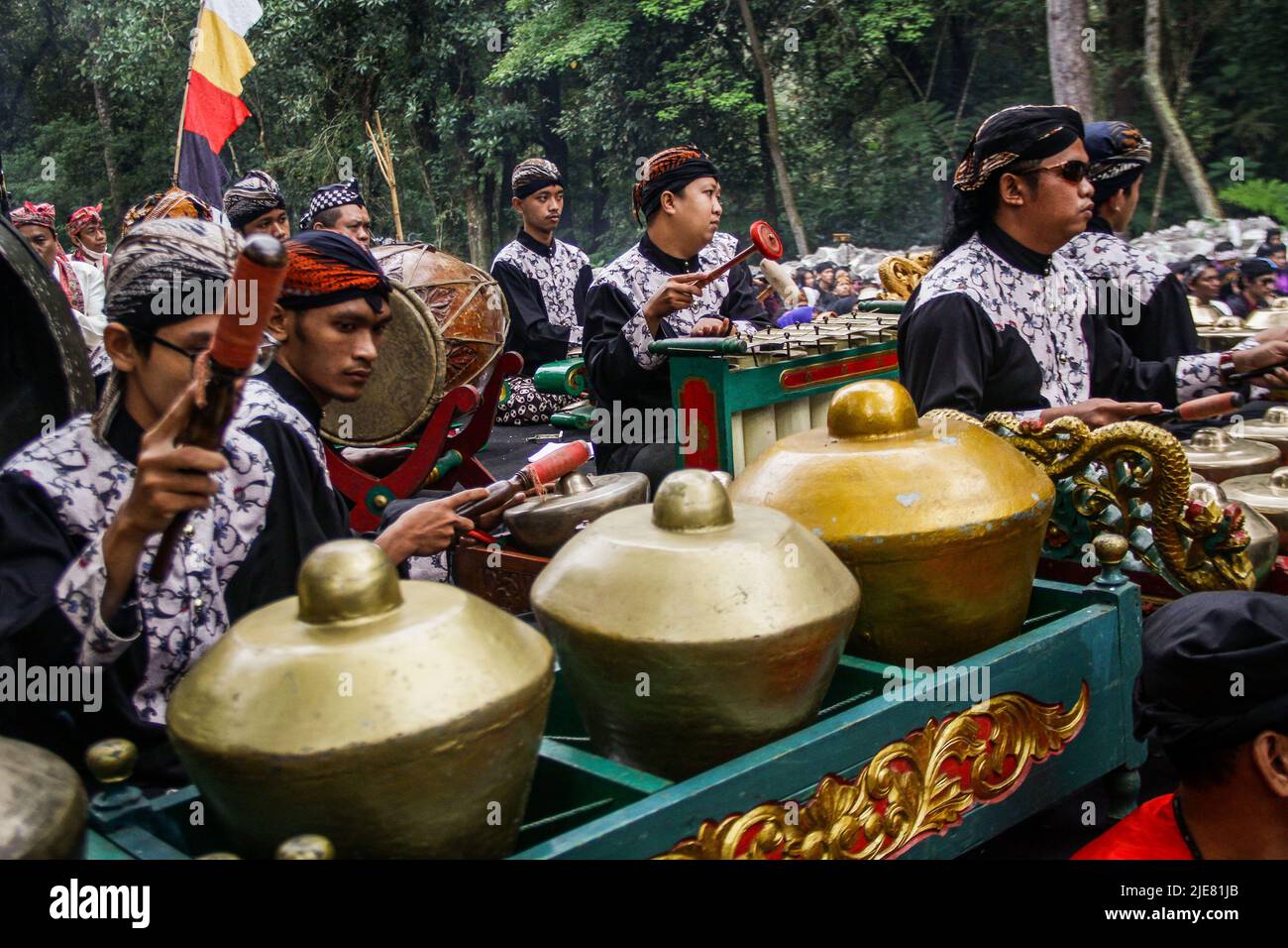 West Java, Indonésie. 26 juin 2022, Bandung, Java Ouest, Indonésie: On voit des plateurs de musique jouer de la musique traditionnelle Sundanese pendant la procession au mont Tangkuban Perahu. Ngertakun Bumi Lamba est une cérémonie traditionnelle de gratitude de divers peuples autochtones pour la nature, en particulier les montagnes qui sont décrites comme des lieux sacrés et doivent être maintenues afin de créer une relation harmonieuse entre les humains, la nature et Dieu, ainsi que de prier pour éviter les catastrophes. Crédit : ZUMA Press, Inc./Alay Live News Banque D'Images