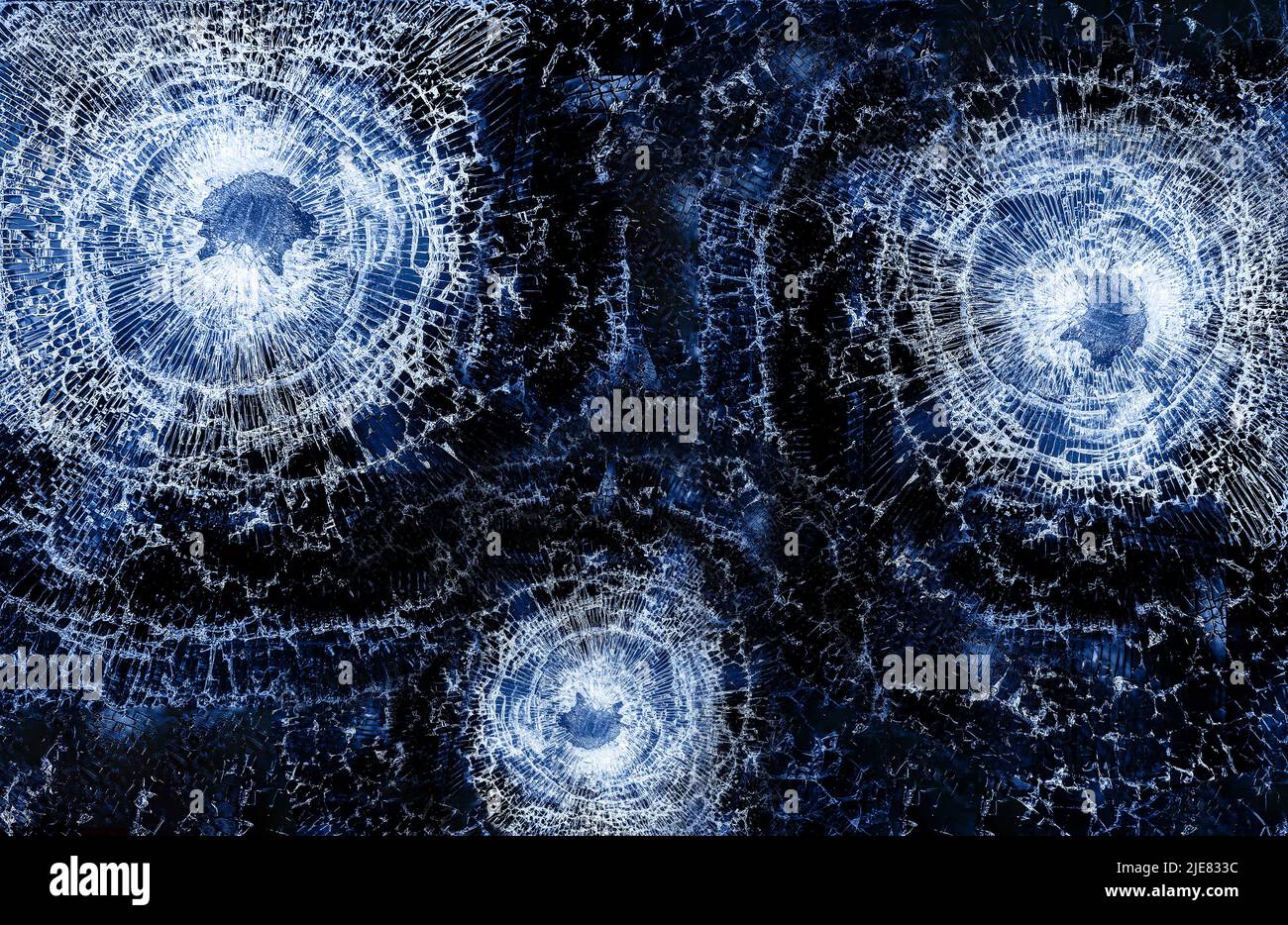 Trous de balle dans la vitre de fermeture sur fond noir Banque D'Images