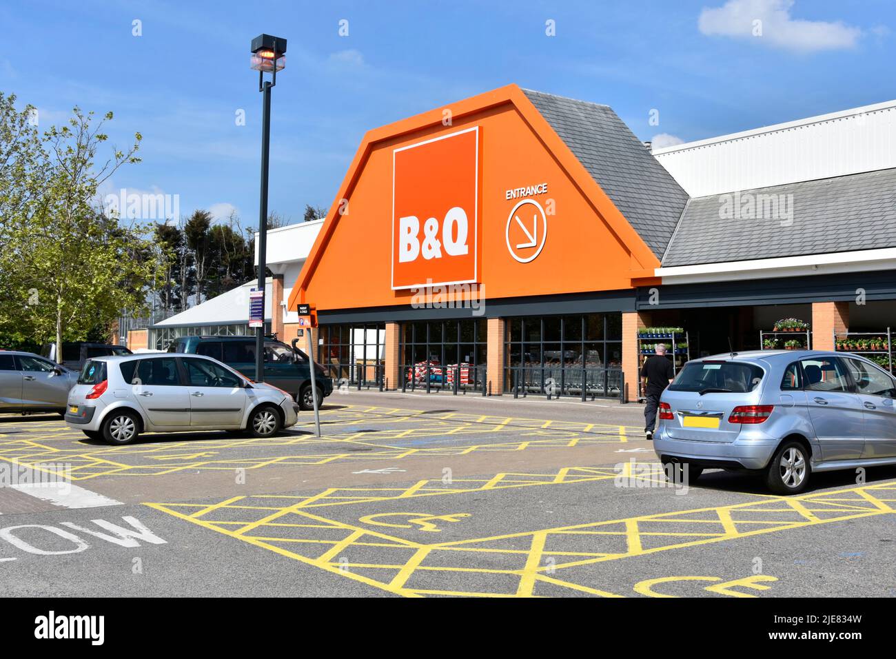 Aires de stationnement pour personnes handicapées peinture jaune identifiant les espaces réservés aux personnes handicapées dans les voitures chez B&Q Retail DIY & Trade business clients Angleterre Royaume-Uni Banque D'Images