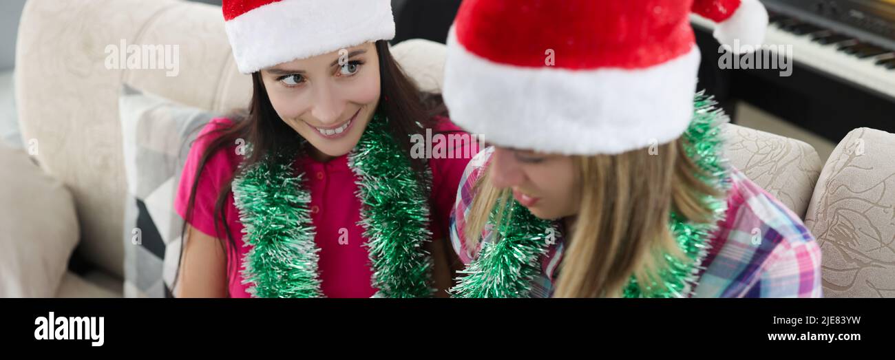 Les amis écrivent des plans ou des souhaits pour l'année prochaine sur une liste vide Banque D'Images