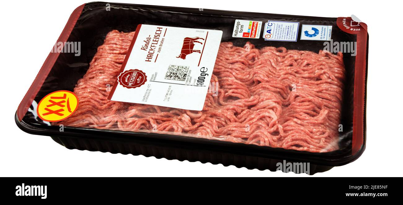Hambourg, Allemagne - 22 juin 2022: Meine Metzgerei 1 Packung Rinderhackfleisch - 1 paquet de bœuf haché XXL 800 g auf weissem hintergrund Banque D'Images