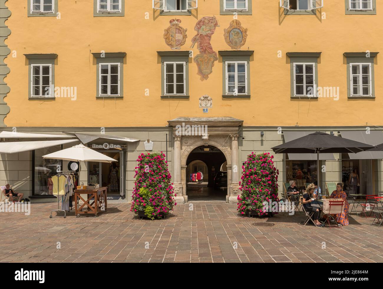 Les gens s'assoient en face d'un café de rue, Klagenfurt, Carinthie, Autriche Banque D'Images
