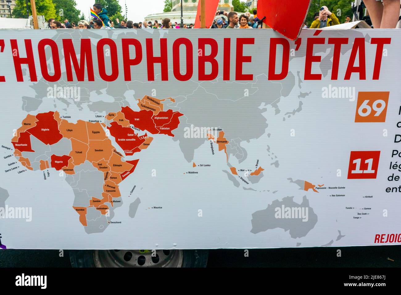Paris, France, affiche détaillée carte affichée indiquant que les pays ont mis en place la peine de mort pour les minorités LGBT+, Amnesty International, dans Gay Pride/ LGBTQI March 'State Homophobia » politique internationale Banque D'Images