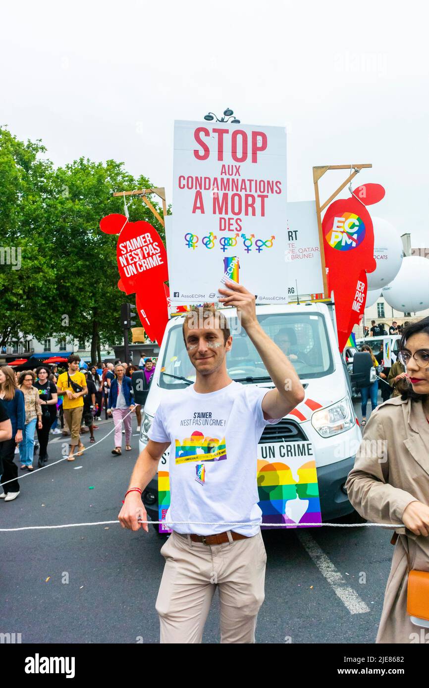 Paris, France, un homme avec une affiche de protestation contre la peine de mort pour les minorités LGBT+ en place, Amnesty International, dans gay Pride/marche pour les droits des homosexuels LGBTQI, manifestation pour les droits des lgbt Banque D'Images