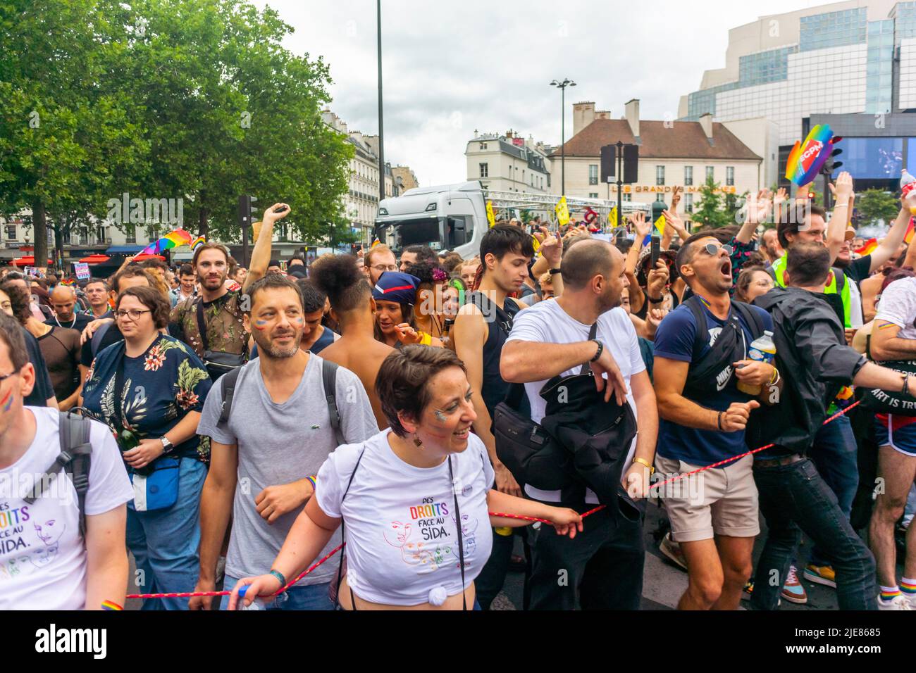 Paris, France, grande foule de jeunes, défilant dans la Gay Pride / LGBTQI Marche, marche pour les droits des homosexuels, ONG AIDES Banque D'Images