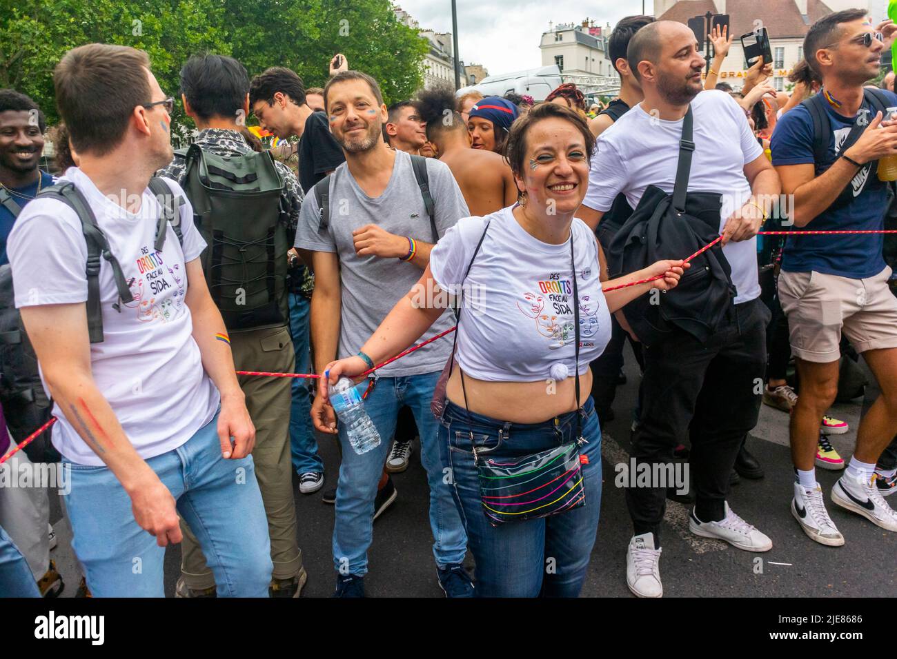 Paris, France, danse de foule dans la gay Pride/ LGBTQI March, militants du SIDA, de L'ASSOCIATION DES AIDES, Camille Spire, Président Banque D'Images