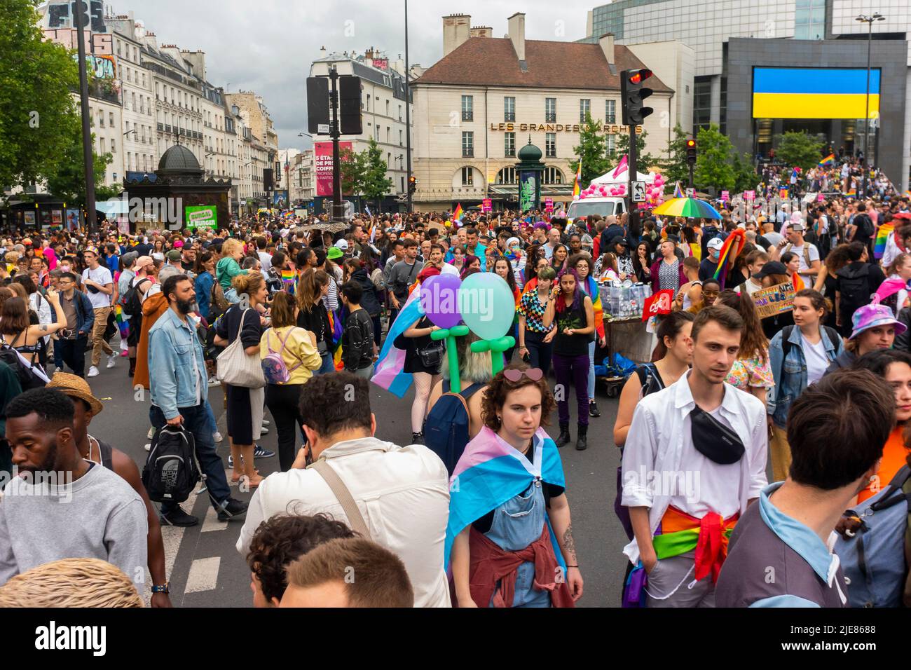 Paris, France, High angle, foule nombreuse, marche dans la gay Pride / LGBTQI gay Rights march, avec bannière de protestation, Ukraine Solidarity Banque D'Images
