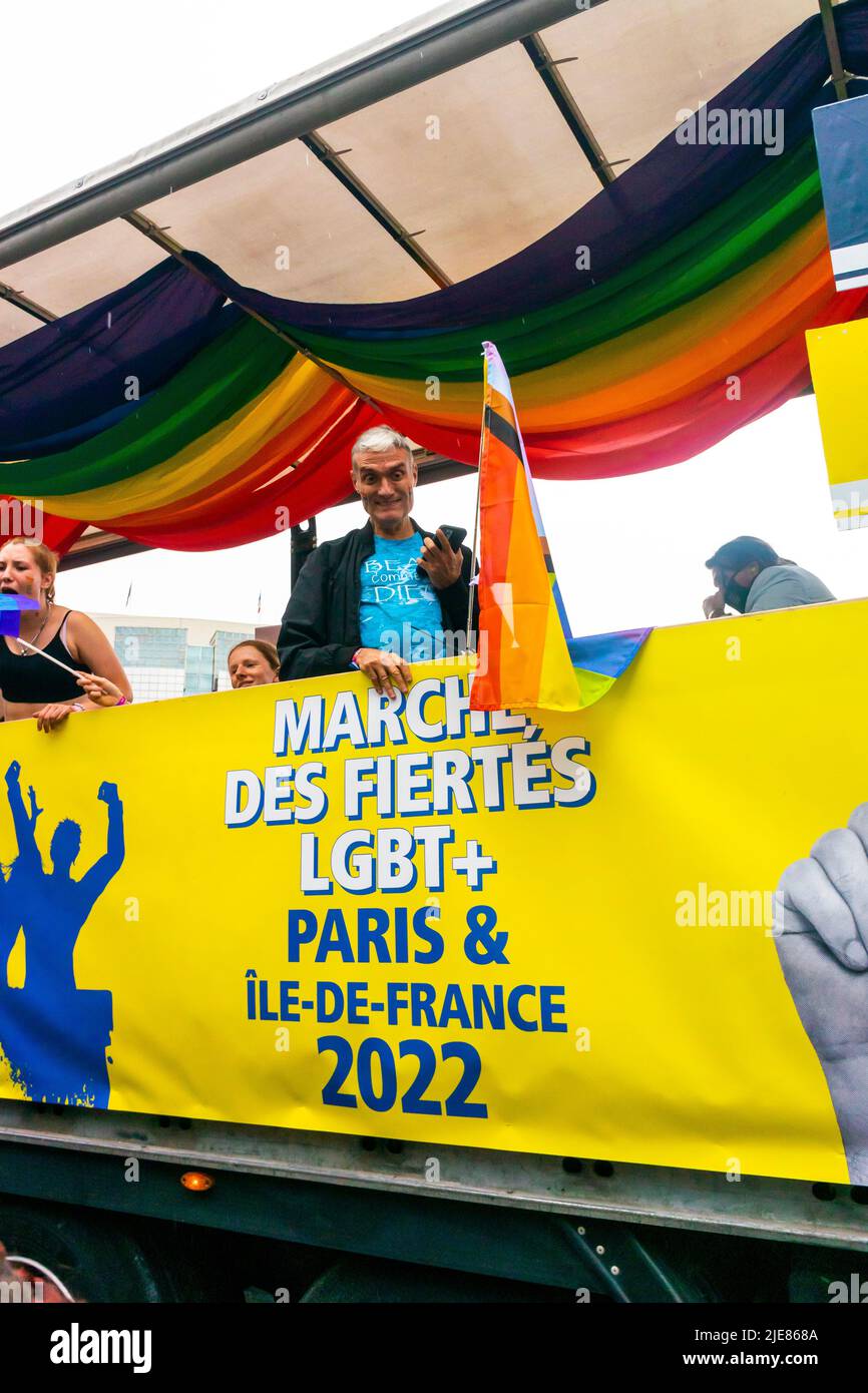 Paris, France, homme senior sur camion avec bannière de protestation dans gay Pride / Marche LGBTQI, avec les couleurs du drapeau ukrainien, solidarité internationale, marche pour les droits des homosexuels Banque D'Images