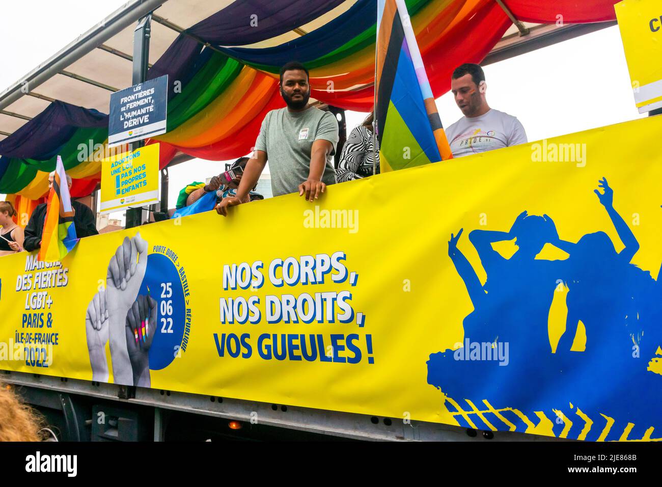 Paris, France, Homme dans un camion avec bannière de protestation dans la gay Pride / Marche LGBTQI, avec les couleurs du drapeau ukrainien, solidarité internationale, marche pour les droits des homosexuels, manifestation pour les droits des lgbt Banque D'Images