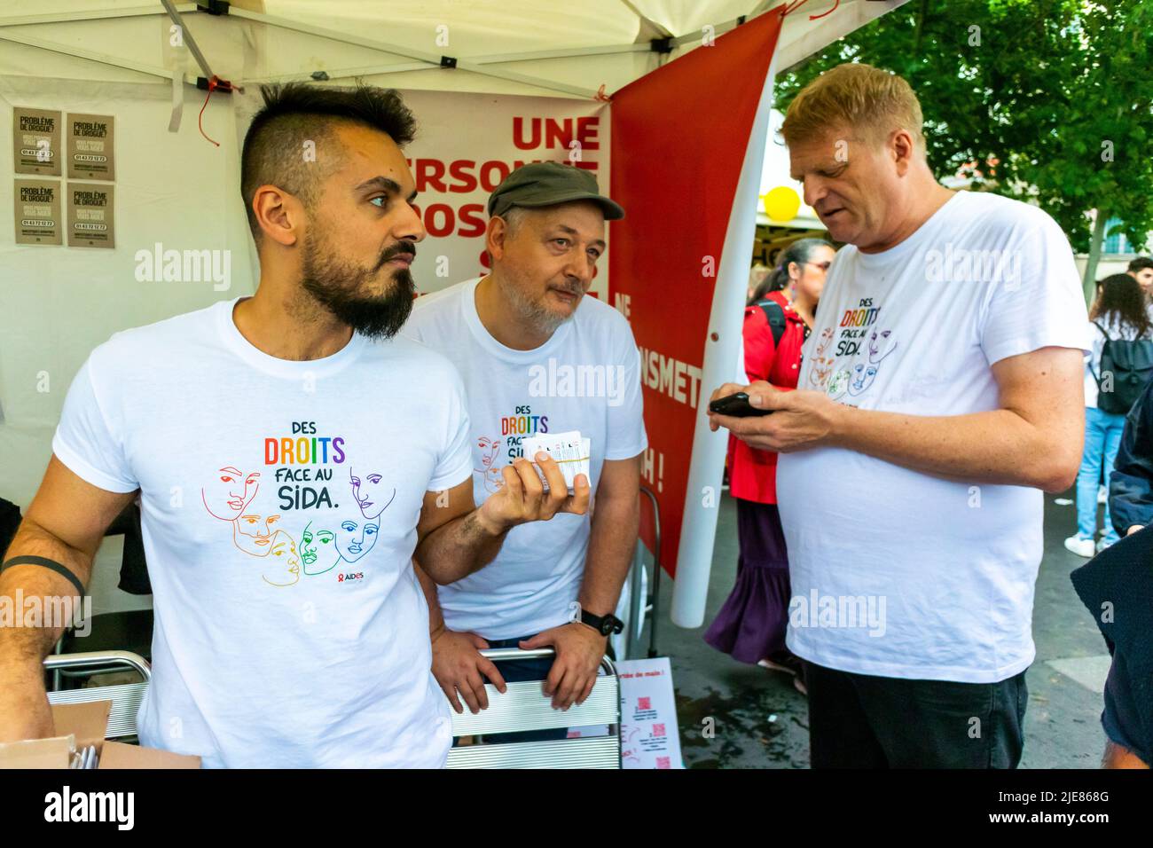 Paris, France, activistes du SIDA, de AIDES N.G.O., distribuant des préservatifs et des informations au stand de la Gay Pride/ LGBTQI March, bénévoles aidant la communauté, vie sociale des seniors Banque D'Images