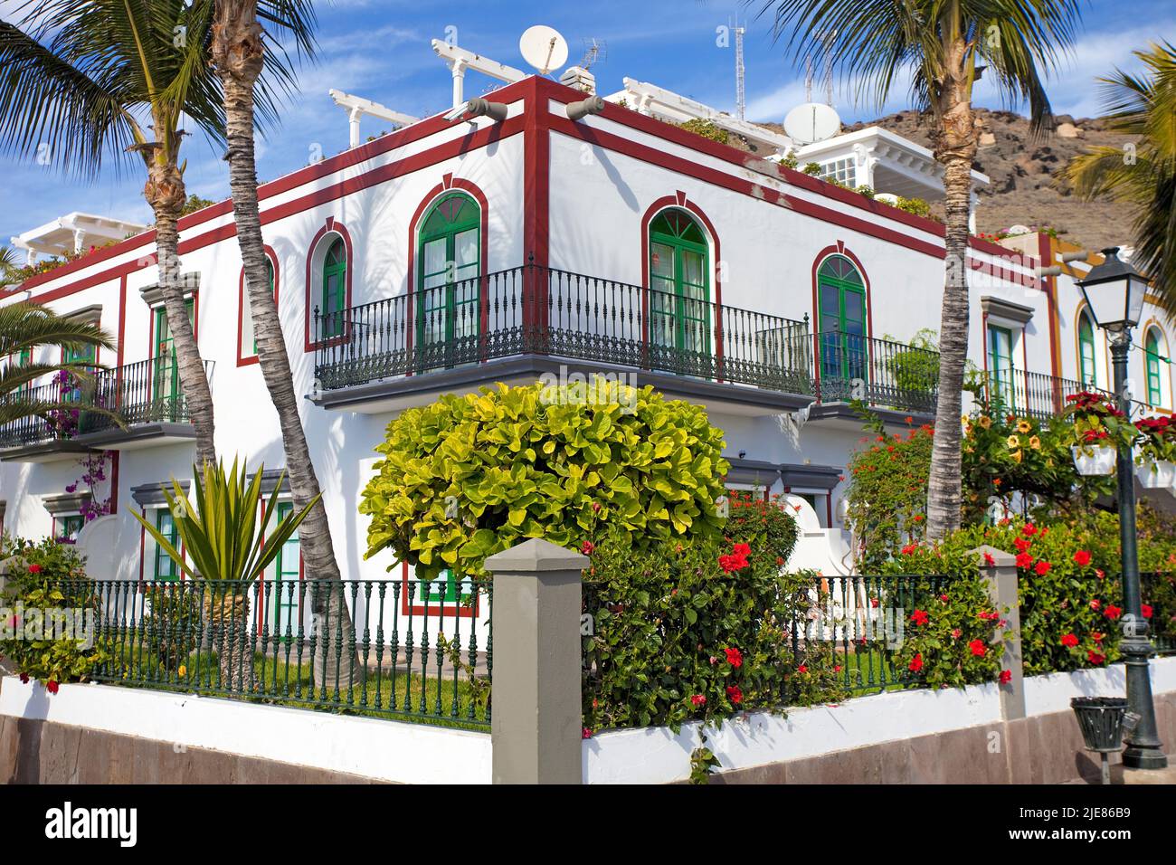 Maisons typiques des canaries à la promenade du port, Puerto de Mogan, Bougainvillea (Bougainvillea glabra), Grand Canary, îles Canaries, Espagne, Europe Banque D'Images