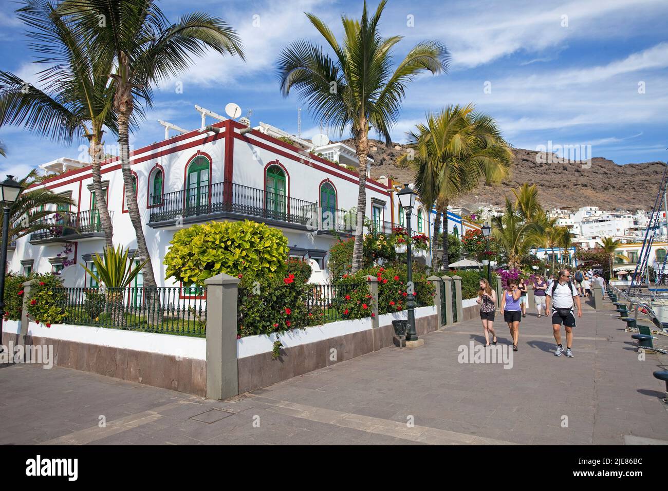 Maisons typiques des canaries à la promenade du port, Puerto de Mogan, Bougainvillea (Bougainvillea glabra), Grand Canary, îles Canaries, Espagne, Europe Banque D'Images