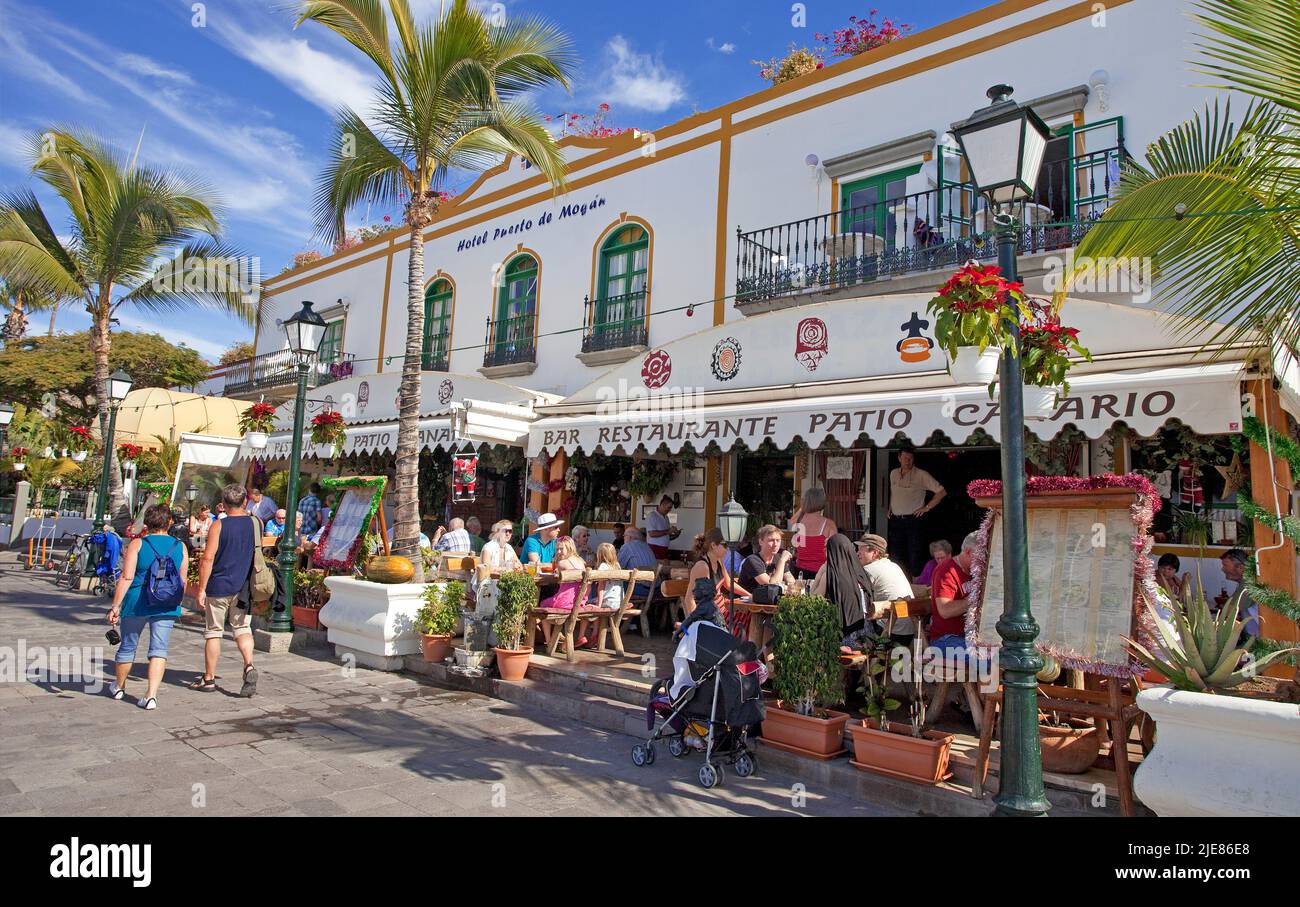 Restaurants et bars sur la promenade du port, Puerto de Mogan, Gran Canaria, îles Canaries, Espagne, Europe Banque D'Images