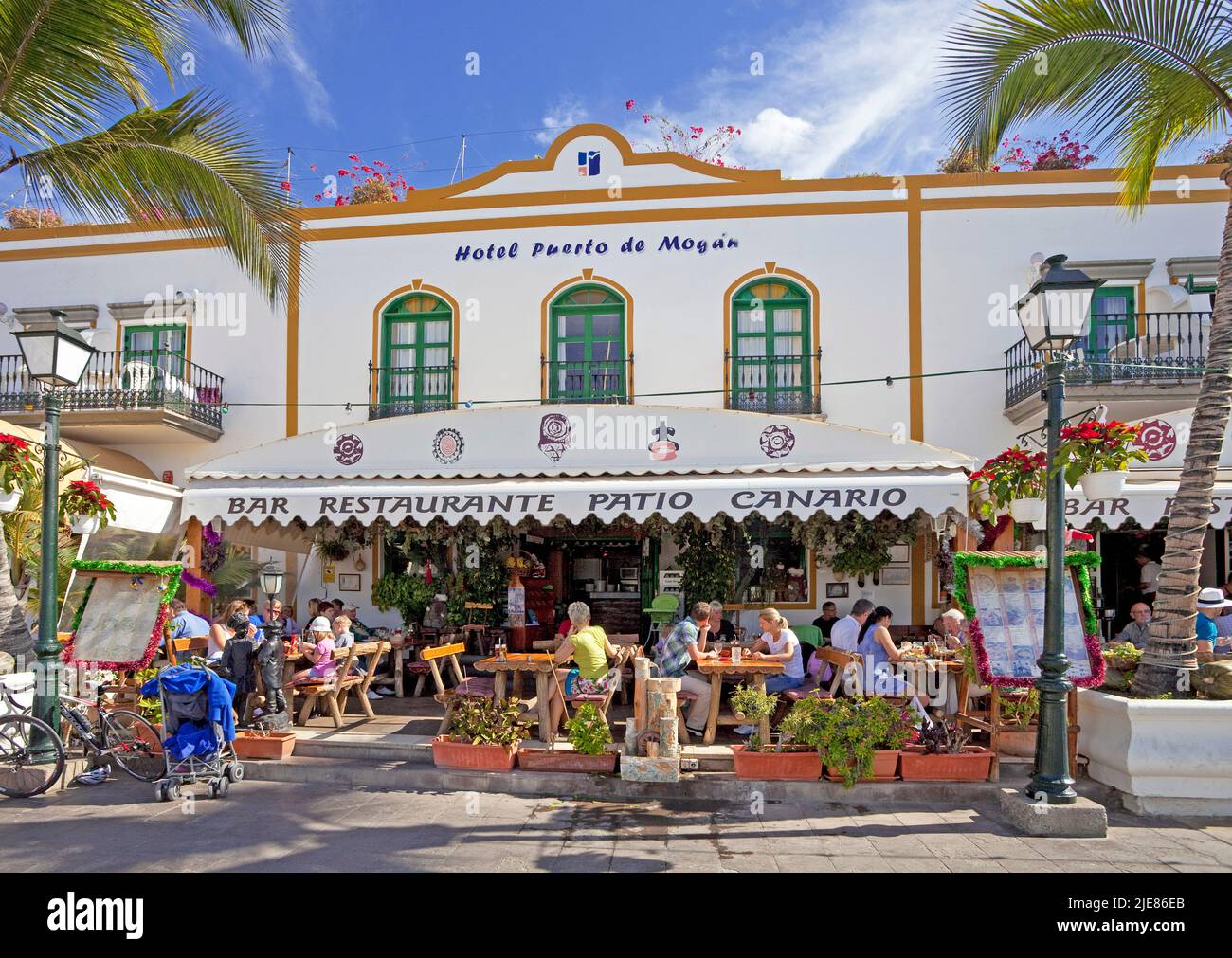 Restaurants et bars sur la promenade du port, Puerto de Mogan, Gran Canaria, îles Canaries, Espagne, Europe Banque D'Images