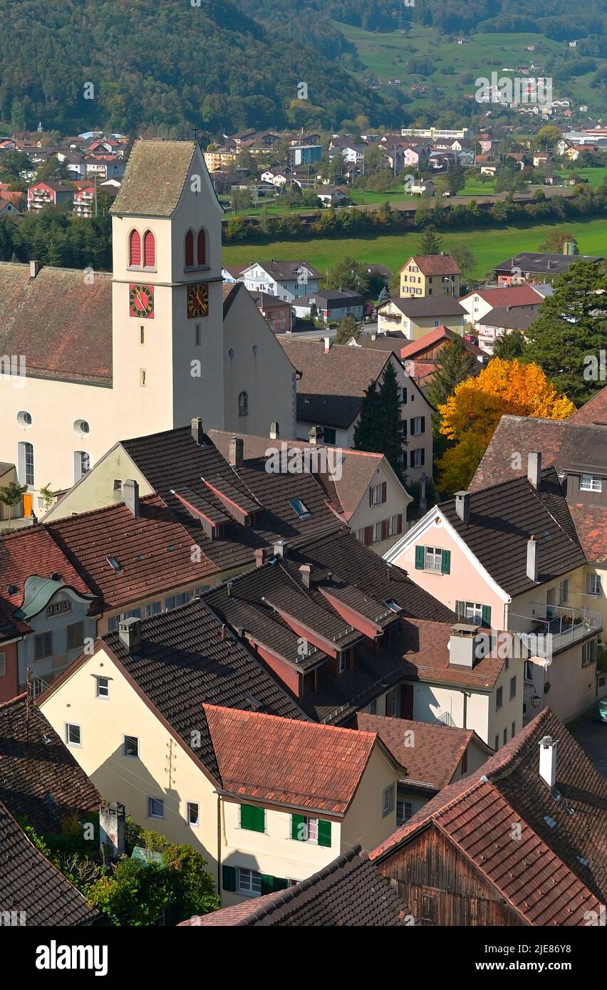 Le village historique surplombant le Rhin et la vallée de la SEEZ, Sargans CH Banque D'Images