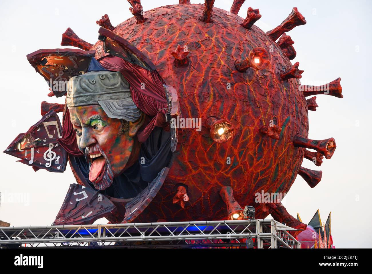 Viareggio-Italie-octobre 2022 le célèbre carnaval où des flotteurs allégoriques construits par des artisans locaux défilent le long du front de mer. Banque D'Images
