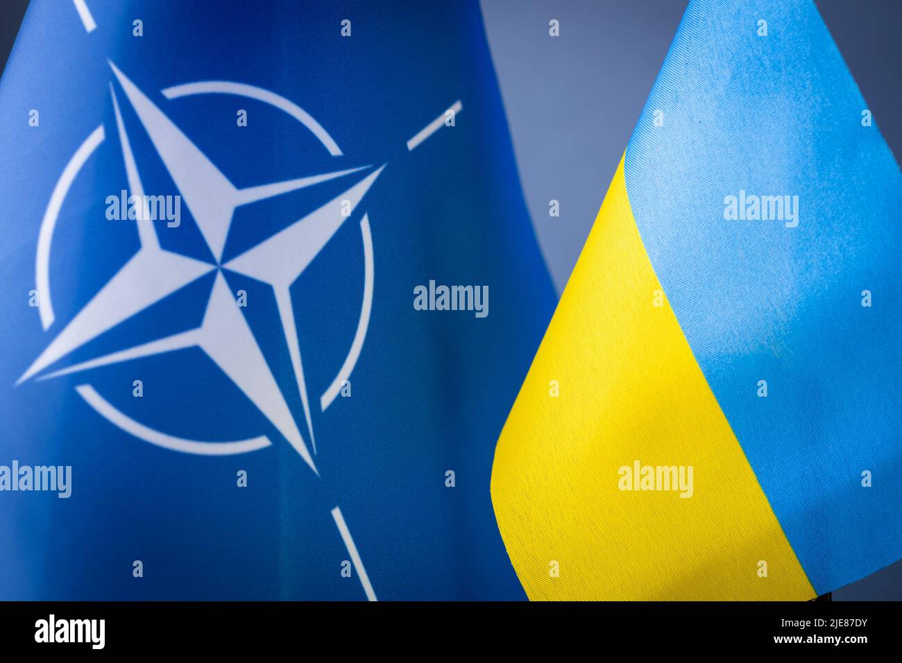 29 juin.30 Madrid, Espagne, le drapeau de l'Ukraine à côté du symbole de l'Alliance de l'Atlantique Nord, le concept du Sommet de l'OTAN et la discussion de la SIT Banque D'Images