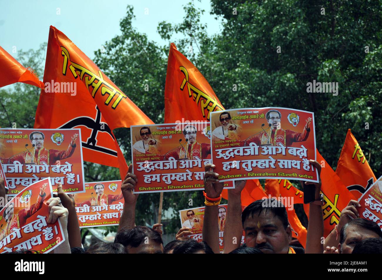 New Delhi, New Delhi, Inde. 26th juin 2022. L'unité de delhi Shiv Sena, partisans du ministre en chef du maharashtra, Uddhav Thackeray, protestant en sa faveur à Jantar Mantar, exprimant leur colère en soulevant des slogans contre et en exigeant un gouvernement central pour résoudre l'état de crise politique, dimanche à New Delhi, en Inde (Credit image: © Ravi Batra/ZUMA Press Wire) Credit: ZUMA Press, Inc./Alay Live News Banque D'Images