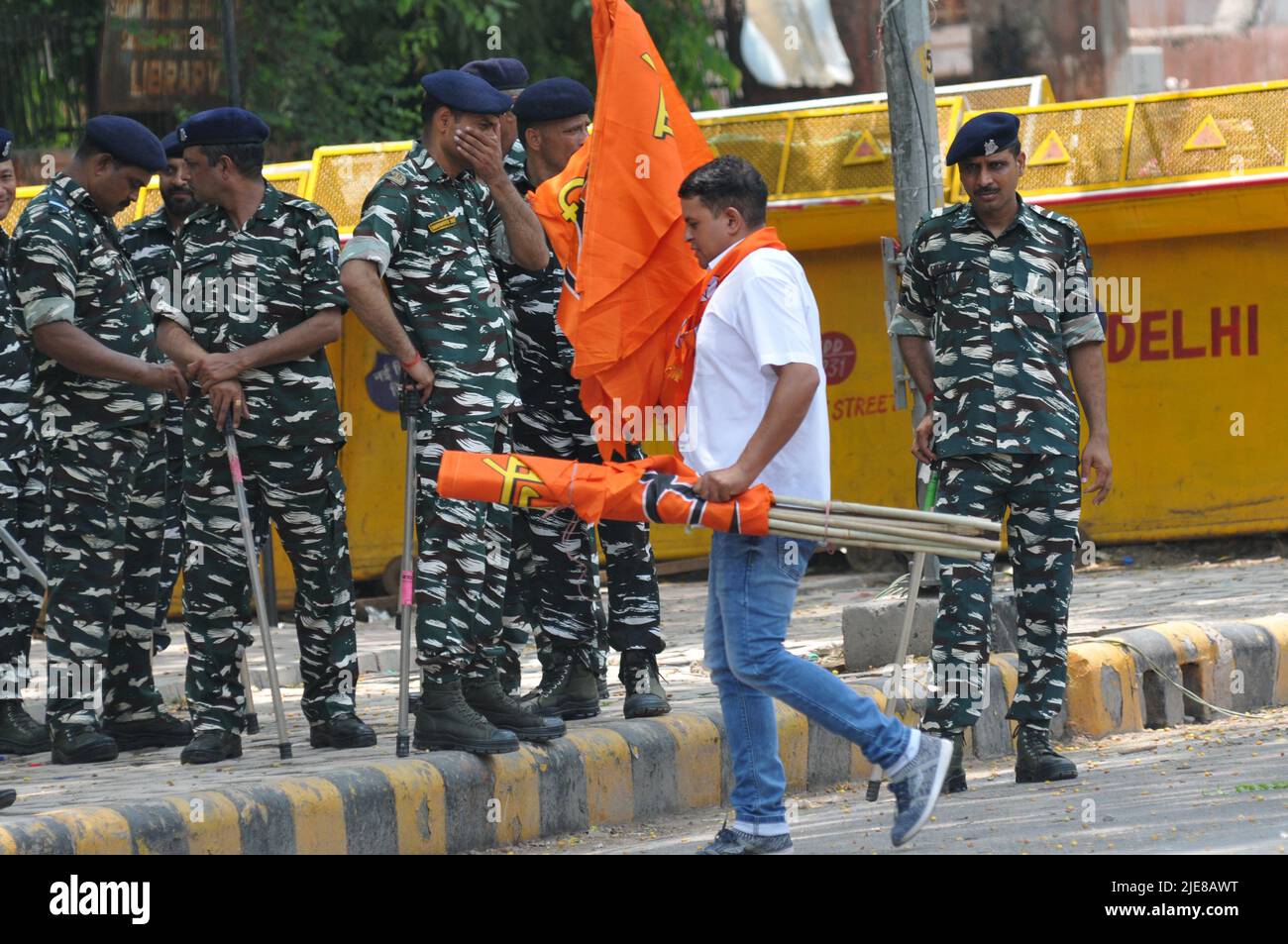 New Delhi, New Delhi, Inde. 26th juin 2022. L'unité de delhi Shiv Sena, partisans du ministre en chef du maharashtra, Uddhav Thackeray, protestant en sa faveur à Jantar Mantar, exprimant leur colère en soulevant des slogans contre et en exigeant un gouvernement central pour résoudre l'état de crise politique, dimanche à New Delhi, en Inde (Credit image: © Ravi Batra/ZUMA Press Wire) Credit: ZUMA Press, Inc./Alay Live News Banque D'Images