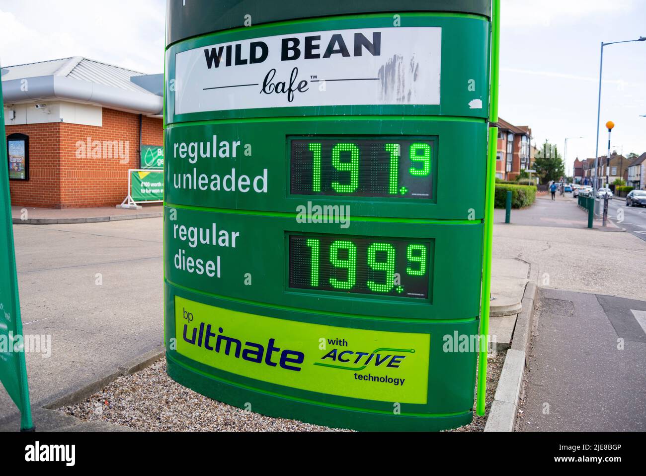 Le prix du carburant dans une piste de garage BP de Southend on Sea a augmenté pour atteindre un prix par litre très élevé. Près de 2 £. Carburant diesel et sans plomb gonflé Banque D'Images