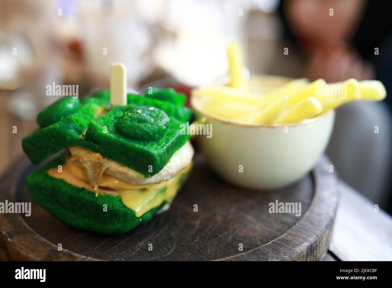 Sandwich avec frites sur bois dans le restaurant Banque D'Images
