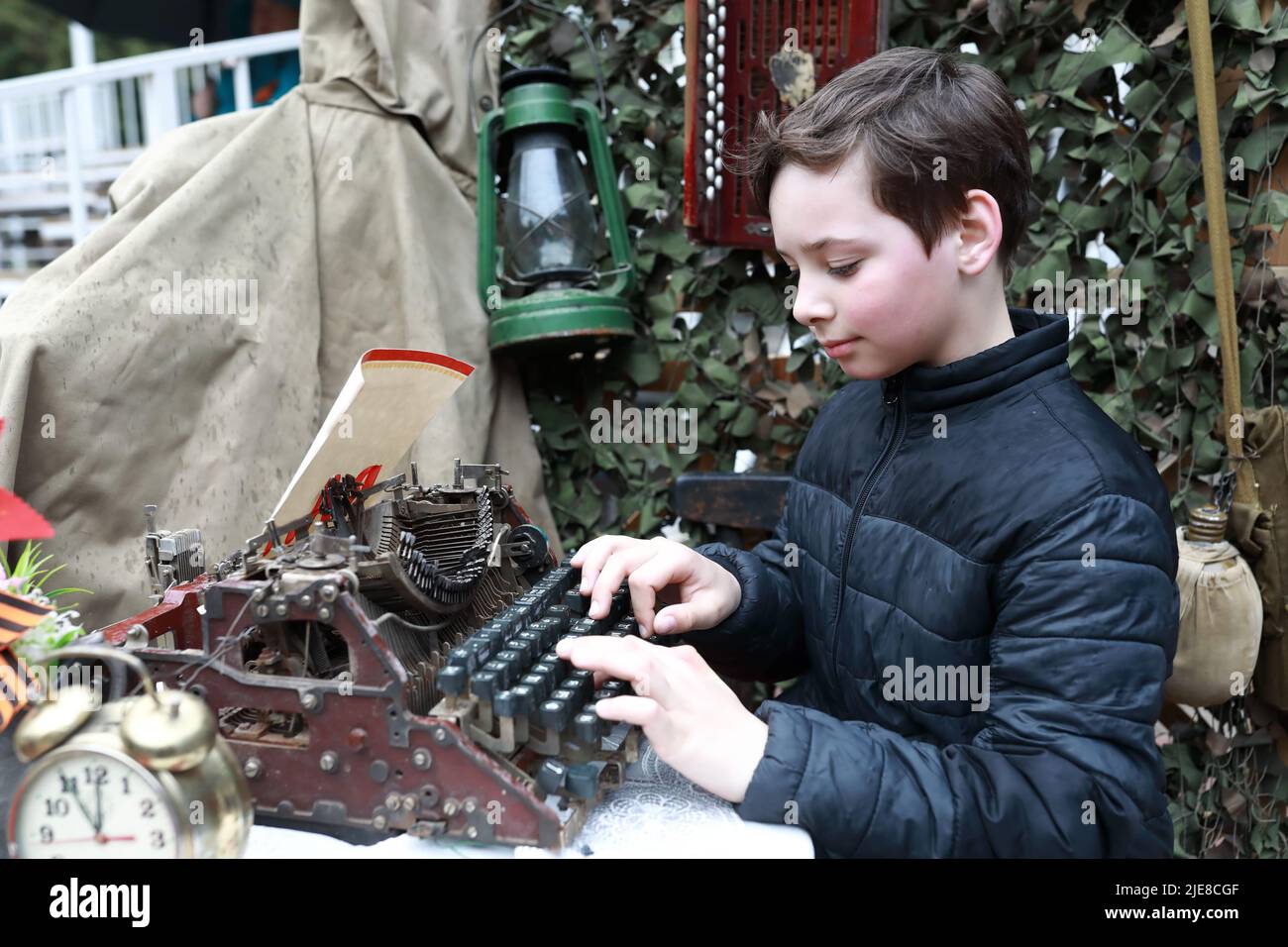 Portrait de l'enfant dactylographiant sur une machine à écrire vintage Banque D'Images