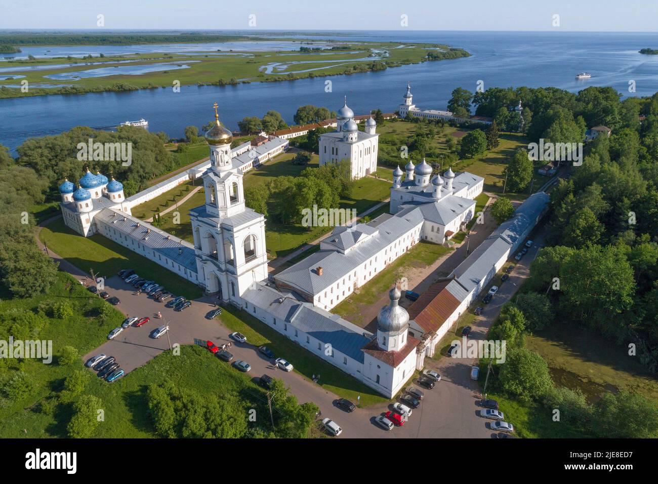 Vue depuis la hauteur de l'ancien monastère de Saint-Georges, le jour ensoleillé de juin. Veliky Novgorod, Russie Banque D'Images
