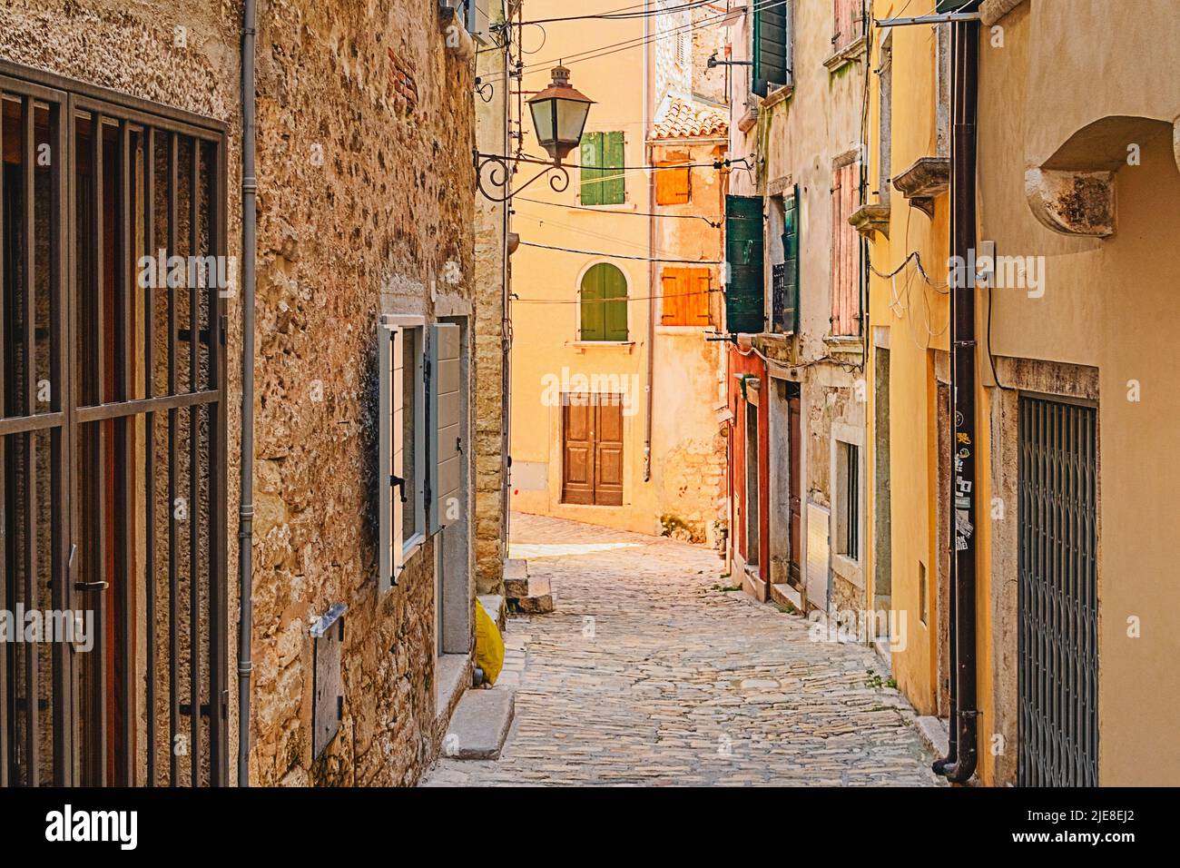 Mittelalterliche Stadt Rovinj in Kroatien, mit Kopfsteinpflaster in den alten Gassen Banque D'Images