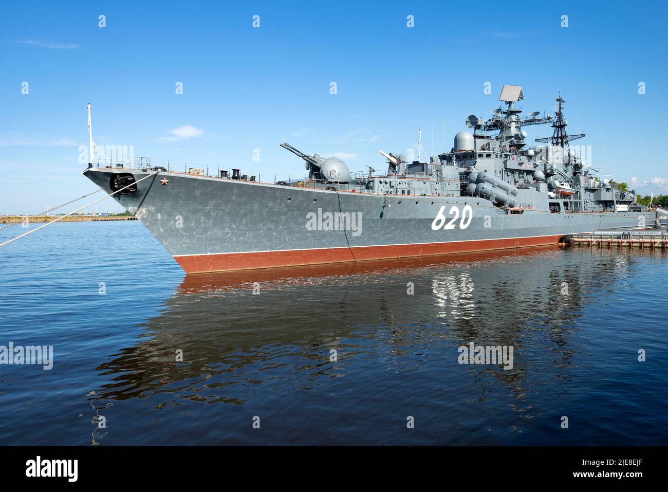 KRONSHTADT, RUSSIE - 11 AOÛT 2021 : destroyer russe « Bespokoyny » dans le parc Patriot, le jour ensoleillé d'août Banque D'Images