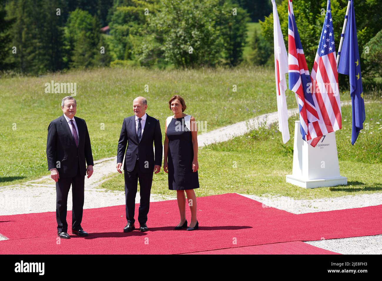 Le Premier ministre italien Mario Draghi avec le chancelier allemand OLAF Scholz et la femme de Scholz Britta Ernst, lors de la cérémonie d'accueil officielle lors du sommet de G7 à Schloss Elmau, dans les Alpes bavaroises, en Allemagne. Date de la photo: Dimanche 26 juin 2022. Banque D'Images