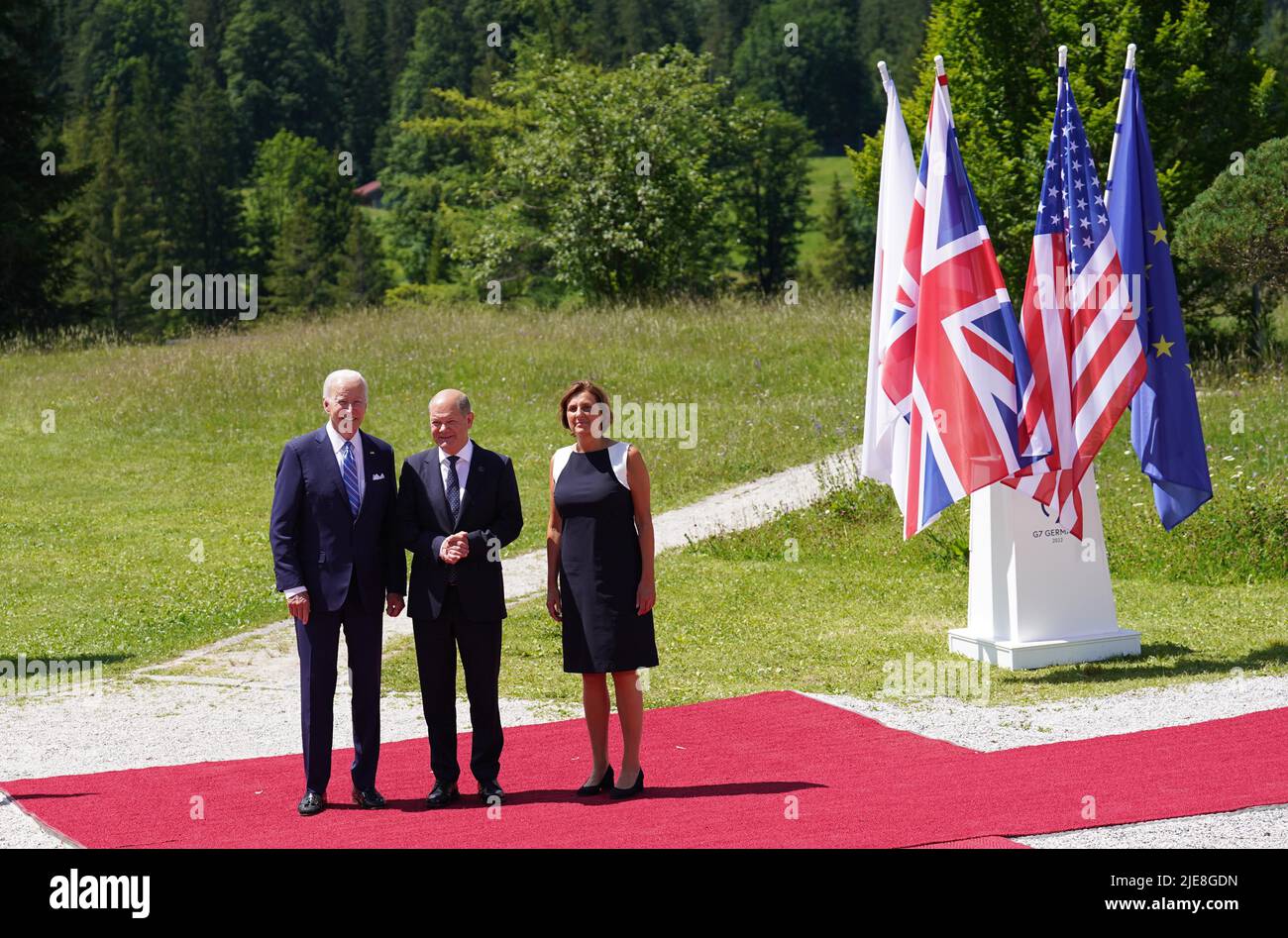 LE président AMÉRICAIN Joe Biden avec le chancelier allemand OLAF Scholz et la femme de Scholz Britta Ernst, lors de la cérémonie officielle d'accueil lors du sommet de G7 à Schloss Elmau, dans les Alpes bavaroises, en Allemagne. Date de la photo: Dimanche 26 juin 2022. Banque D'Images