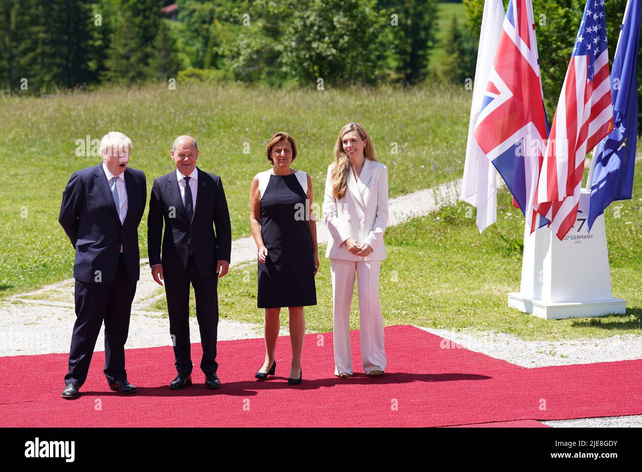 Le Premier ministre Boris Johnson et la femme Carrie avec la chancelière allemande OLAF Scholz et la femme de Scholz Britta Ernst, lors de la cérémonie d'accueil officielle lors du sommet de G7 à Schloss Elmau, dans les Alpes bavaroises, en Allemagne. Date de la photo: Dimanche 26 juin 2022. Banque D'Images