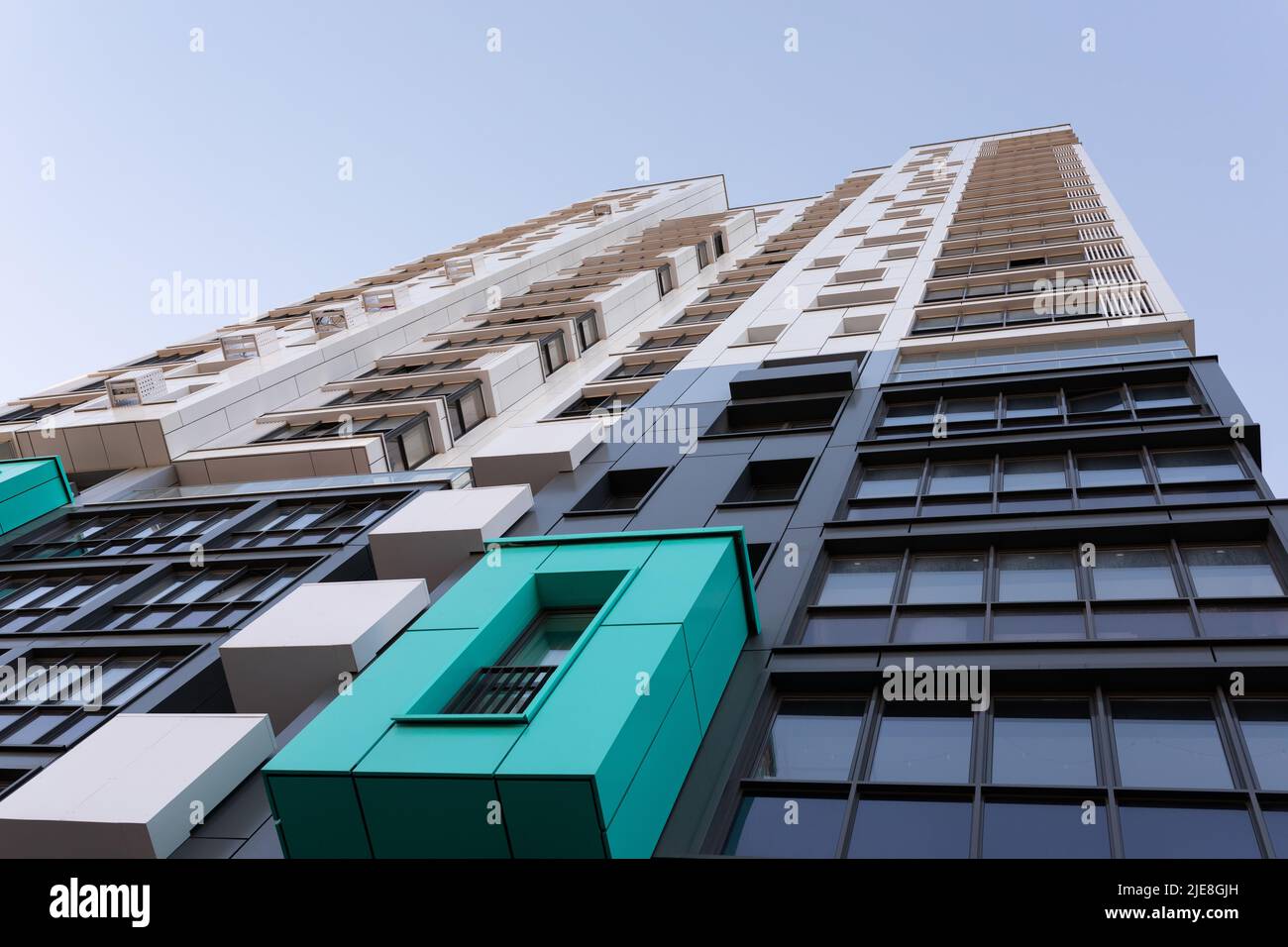 immeuble résidentiel élégant avec vue sur le ciel bleu Banque D'Images