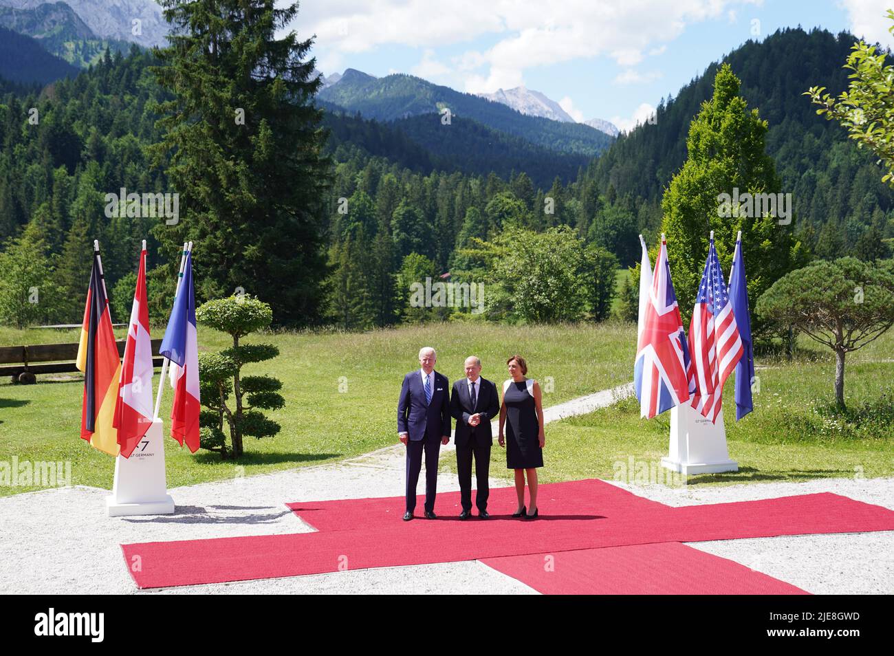LE président AMÉRICAIN Joe Biden avec le chancelier allemand OLAF Scholz et la femme de Scholz Britta Ernst, lors de la cérémonie officielle d'accueil lors du sommet de G7 à Schloss Elmau, dans les Alpes bavaroises, en Allemagne. Date de la photo: Dimanche 26 juin 2022. Banque D'Images