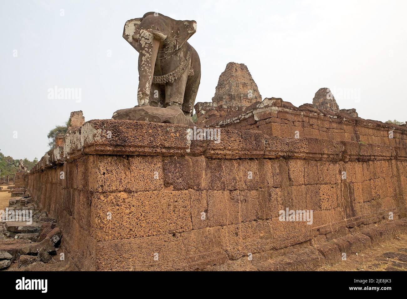 Éléphant gardien sur les ruines du temple de Mebon est, Angkor, Siem Reap, Cambodge. Le temple de Mebon est a été construit dans la seconde moitié du 10th siècle. Construit Banque D'Images