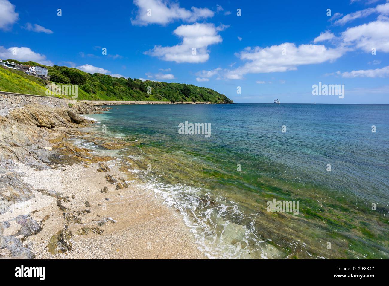 Sur Castle Beach Falmouth avec Pendennis point en arrière-plan Cornwall Angleterre Royaume-Uni Banque D'Images