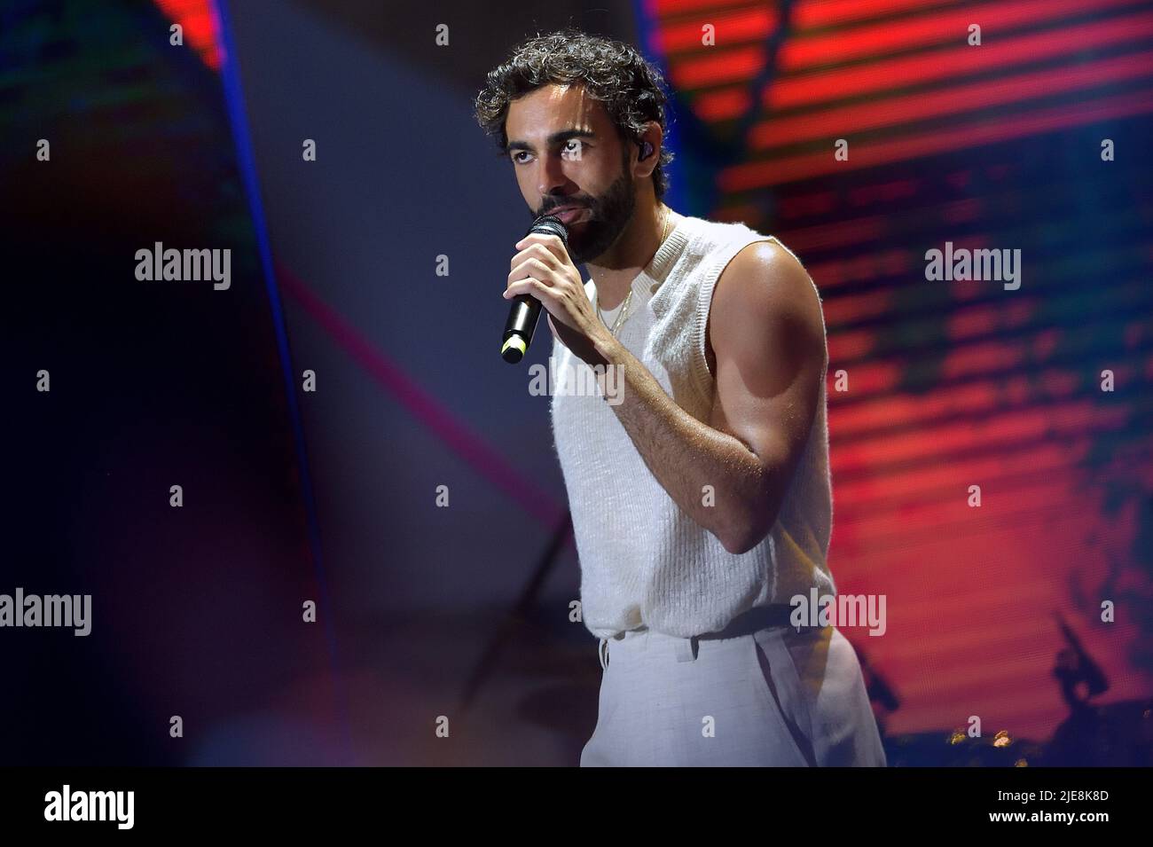 Le chanteur italien Marco Mengoni lors de l'enregistrement de l'événement musical TIM Summer Hits dirigé par Andrea Delogu et Stefano de Martino. Une série de concerts sur les places italiennes diffusées sur Rai2. Piazza del Popolo (Rome) Italie, 24 juin 2022 Banque D'Images