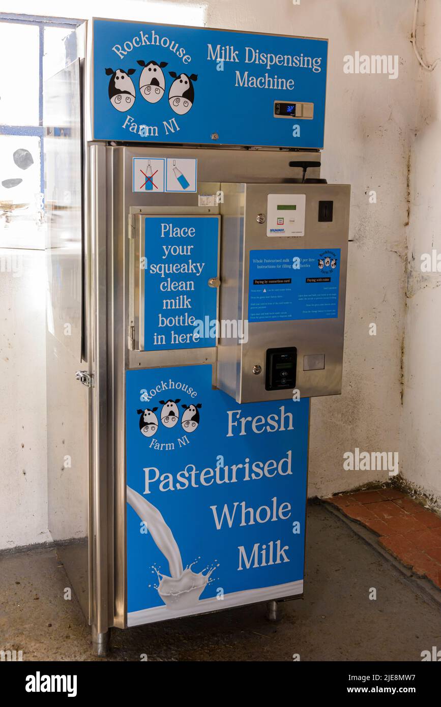 Distributeur automatique de lait dans une ferme locale, qui distribue du lait entier frais. Banque D'Images